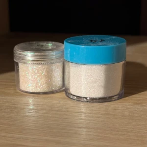 2 pack glitter burkar till naglar  - Säljer 2 burkar med löst glitter och skimmer till naglar.  OBS! Man får med en extra burk med glitter som är halvfull när man köper dessa. Burkarna kan ha repor pga att ha legat bland andra produkter och märkta med något nummer, men det är inga problem med produkterna. 
