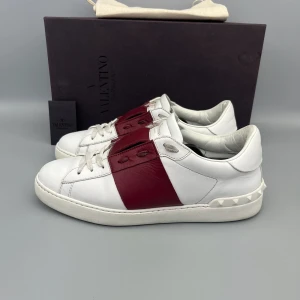 Valentino Open Röd - • Skorna är sparsamt använda och i mycket fint skick   • Storlek: 41 (PASSAR 41.5-42)  • Färg: Röd  • Nypris i butik: ~7000SEK  • Låda, dustbag & valentino kort medföljer