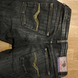Replay svarta jeans med raka ben - Säljer dessa vintage lågmidjade jeans från replay!! Skriv för frågor🌸🫶🏼 Midjemått: ca 36cm💕