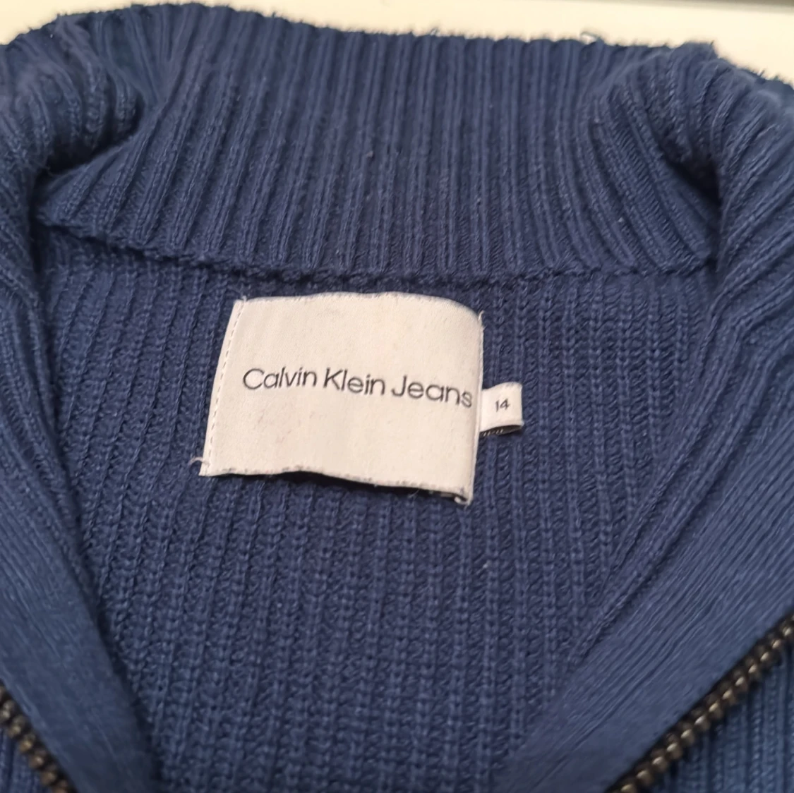 Blå stickad half zip från Calvin Klein - 2