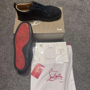 Mörkblå sneakers från Christian Louboutin - Feta mörkblå sneakers från Christian Louboutin.  Skorna är använda några gånger och kommer med lite defekter. Såsom att de är lite slitna i hälen på innersidan där av det billiga priset, men inget man märker av. Texten på innersulan har gått bort eftersom de är använda. Fortfarande bra skick dock. Storlek 41. (Allt og ingår ink kvitto)💙.  Pris inte hugget i sten!!! Kan gå ner i pris rejält vid snabb affär!!!