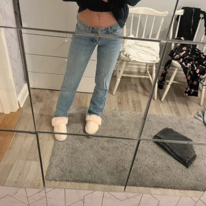Blåa jeans  - Säljer vidare ett par blåa jeans. Bilden är tagen från den tidigare användaren. Inga skavanker. Säljer då dom inte kom till användning. Vet inte exakt storlek men passar mig som har xs. Skriv för fler bilder.