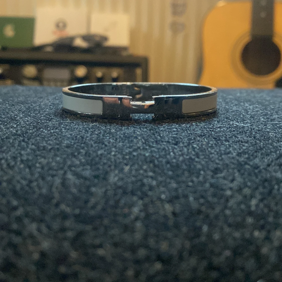 Silverfärgat armband med vit detalj