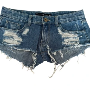 Blå jeansshorts med slitningar  - Blå jeansshorts med slitningar 