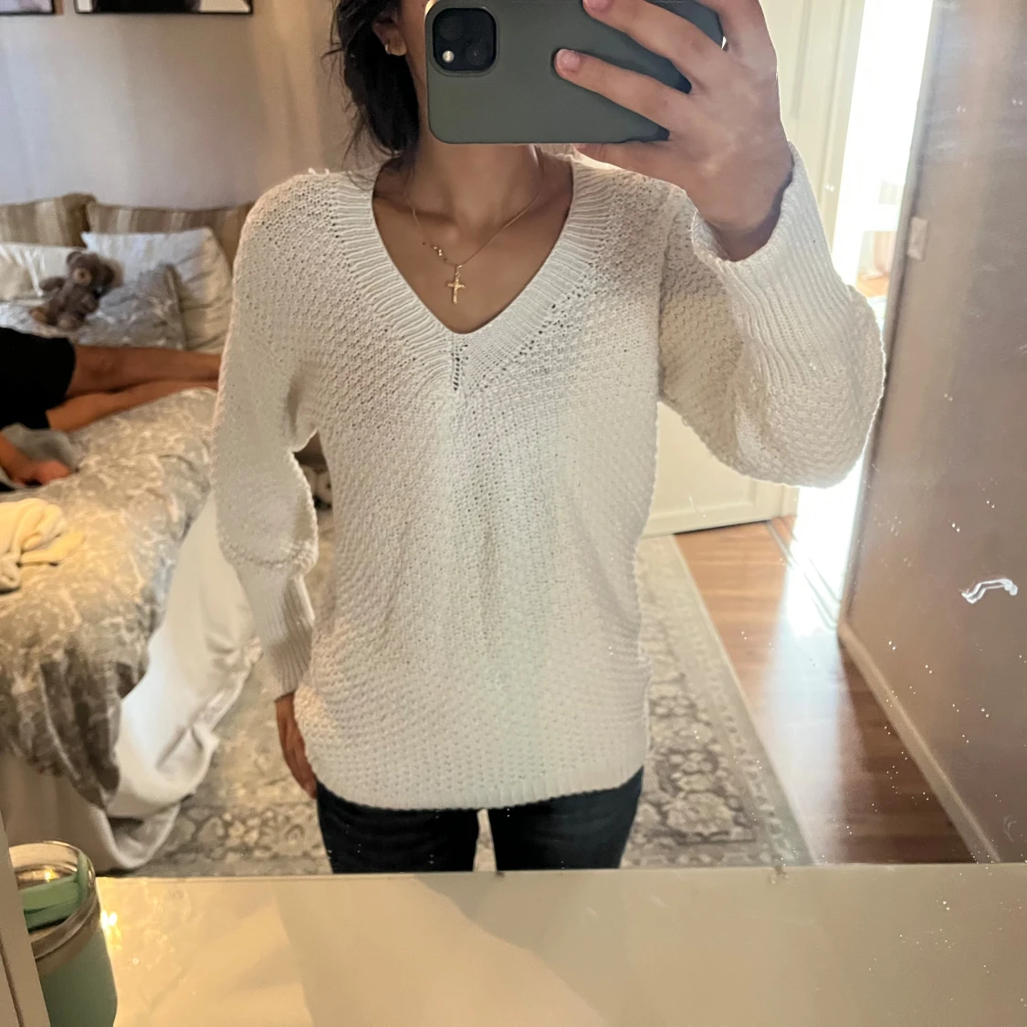Vit stickad tröja med v-ringning