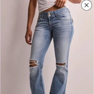 Jeans med hål på knäna - Jätte fina jeans från nelly med hål på knäna. Knappt använda så i bra skick. Säljer eftersom de inte används. Nypris: 699kr