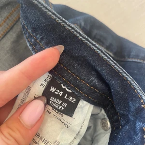 Mörkblå bootcut jeans från LTB - Säljer ett par mörkblå jeans från LTB, modell Valerie. Storlek 24/32. Supersnygga och perfekta nu till hösten! 