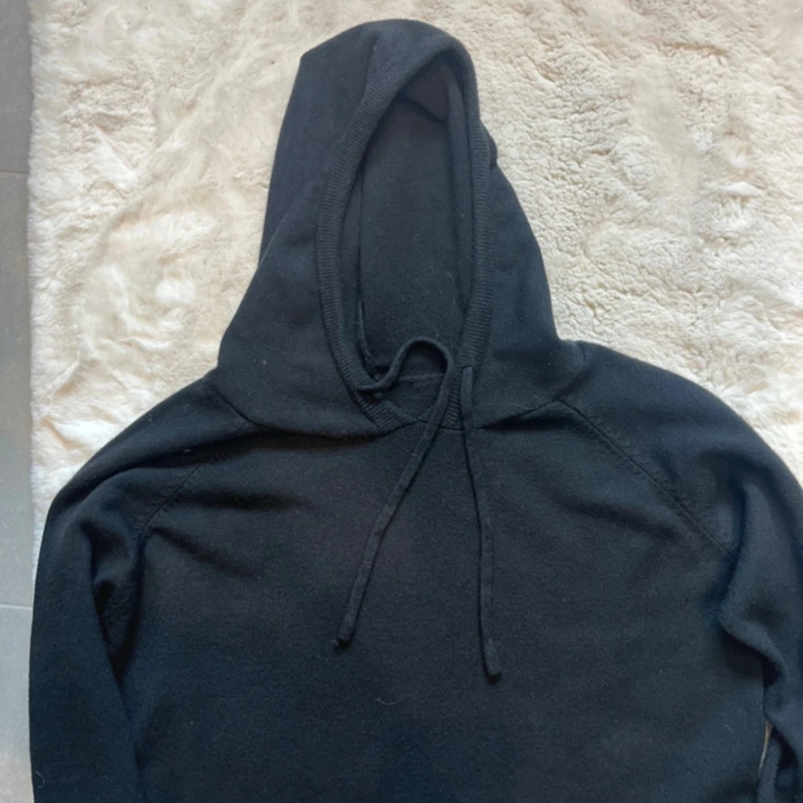 Svart merinoull hoodie - 1