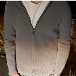 Massimo dutti cardigan  - Säljer nu min Massimo dutti cardigan. Knappt använd och inga spår av det heller. Svår och få tag på. Ny pris 3300kr. Hör av er för vidare fundering! Mvh William.