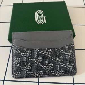 Korthållare/Plånbok - Helt ny och oanvänd. Box ingår 