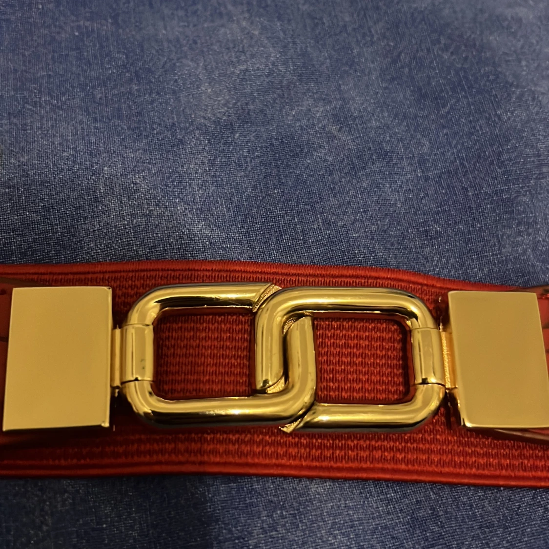 Rött bälte med krokopräglade detaljer - 4