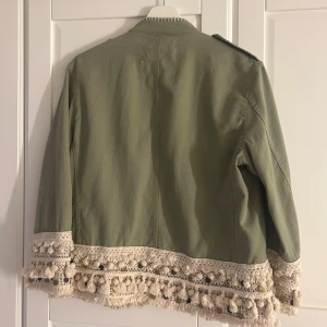 Kappa från Zara  - Säljer denna söta gröna jacka från Zara 💕 