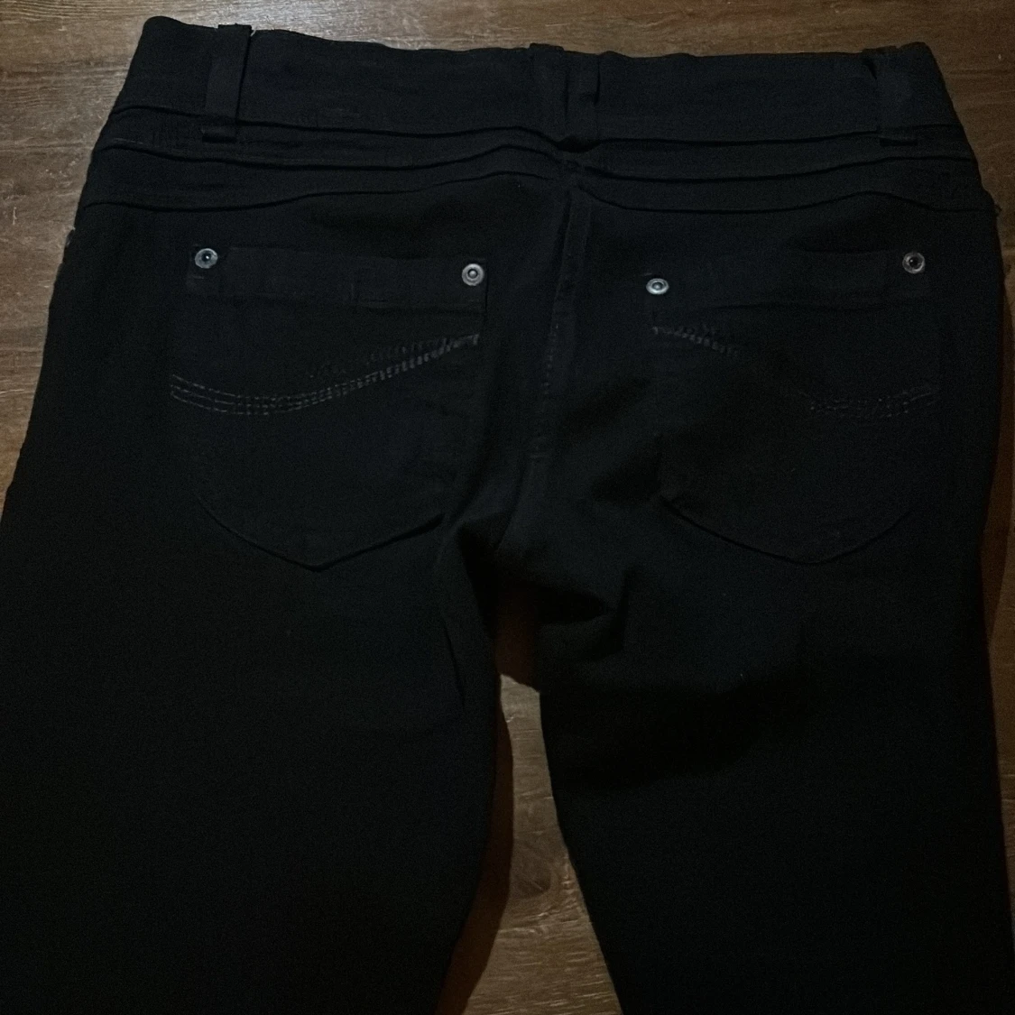 Svarta bootcut jeans från Honeyface - 1