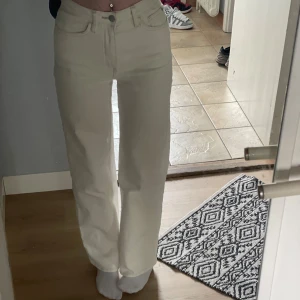 Vita raka jeans i ekologisk bomull XS - Snygga vita jeans i ekologisk bomull från Cubus! Modellen är högmidjad med raka ben och klassisk femficksdesign. Jeansen har en stilren look och passar perfekt till sneakers eller boots. Superfräscha och lätta att matcha med allt.