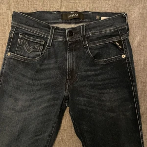 Replay jeans - Snygga svarta slim fit jeans från Replay med diskret tvättad look, färg: mörkblå, skick 10/10, slim fit, storlek: 27/30, skriv vid intresse av köp😃