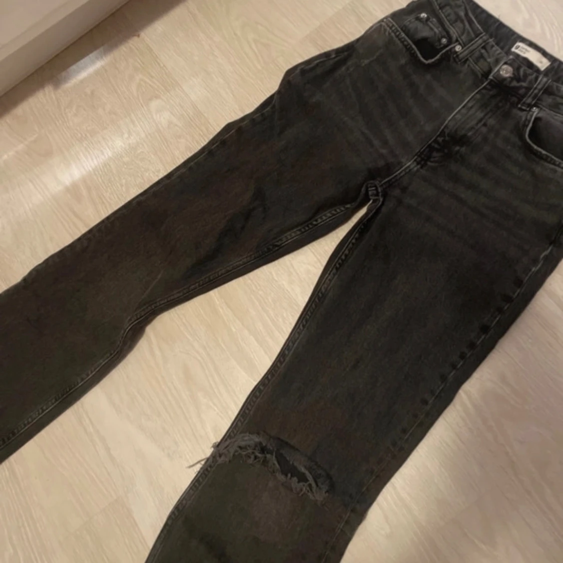 Svarta bootcut jeans med slitning - 1