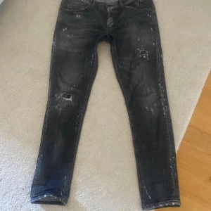 Svarta skinny jeans med slitningar - Hej, säljer nu mina dondup George de är i storlek 34! Hör av er vid minsta fundering😊