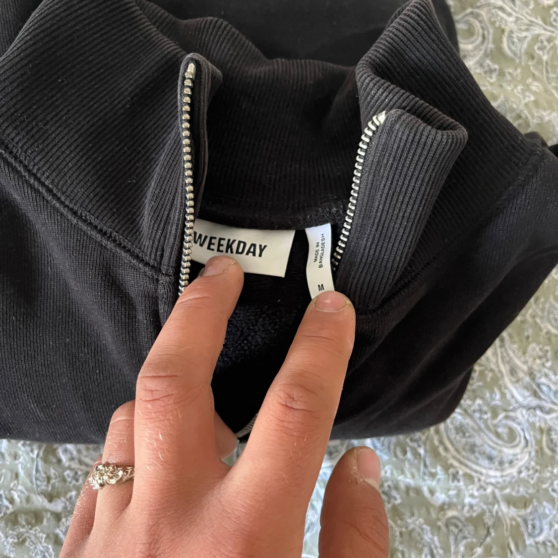 Svart half zip tröja från Weekday - 1