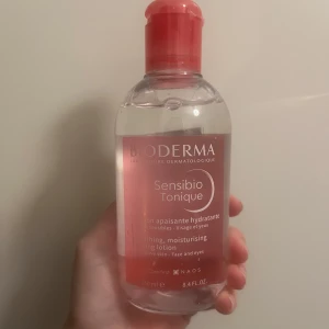 Hudvård  - En ansiktstoner från Bioderma. Använd ca 2-3 gånger, är mycket kvar så är inprincip full!  Nypris: 293 kr