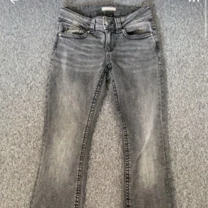 Gråa lågmidjade bootcut jeans från Perfect Jeans - Original pris: 499kr Använda 1 gång, pga att dom inte sitter bra på mig. Längden är perfekt för mig som är 1,72. 💗