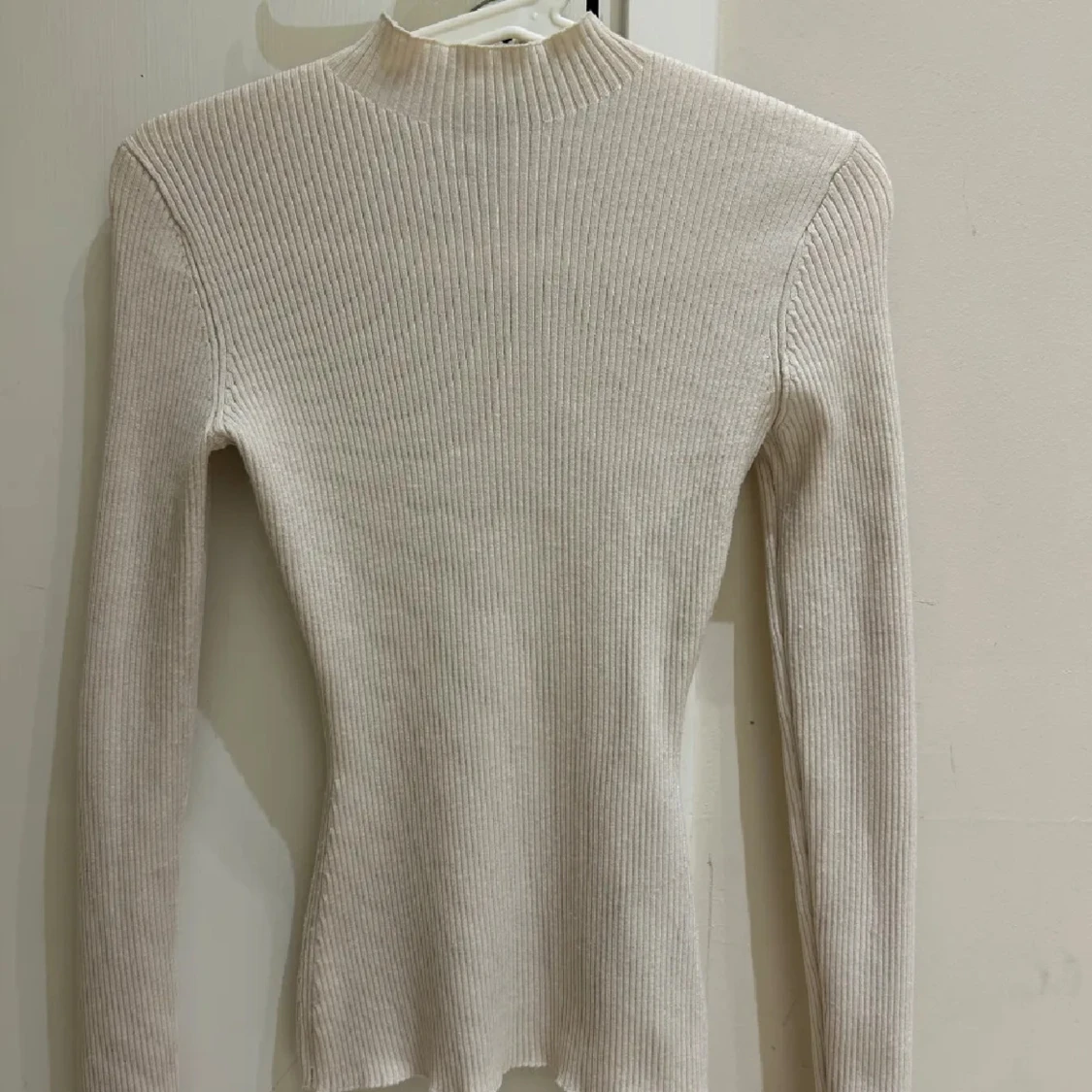 Beige ribbad polotröja