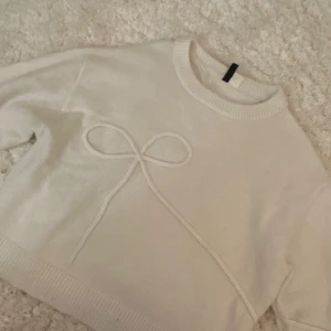 stickad tröja - Jättefin stickad från hm med en rosett på, stolek l men passar mig som har xs/s/m och uppåt. Mysig 🥰