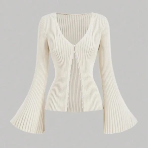 Ribbad kofta med utsvängda ärmar - Pris kan diskuteras! Supersnygg ribbad kofta i ljus beige med v-ringning och knappar framtill. Tröjan har långa, utsvängda ärmar och figurnära passform som ger en trendig siluett. Perfekt för dig som gillar stilrena och moderna plagg.