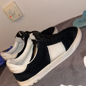 Valentino flycrew  - Snygga Valentino flycrew sneakers i svart mocka och vitt skinn. Alla spikar kvar. Strl 42 men passar enkelt 43 