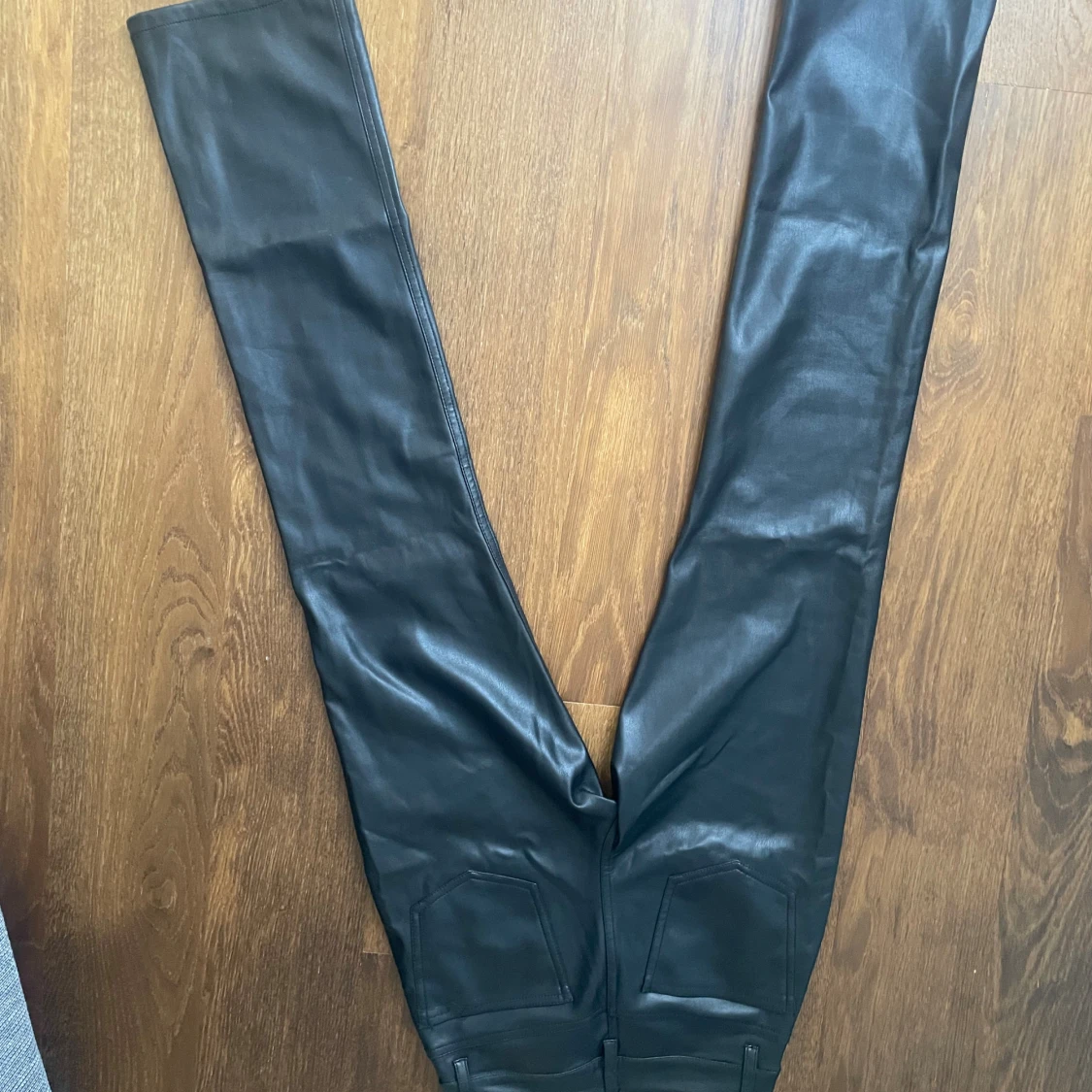 Svarta skinnbyxor från BikBok - 2