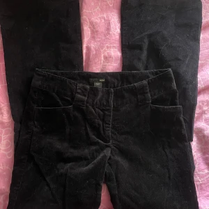 Mid rise bootcut byxor - Jätte snygga mörk blå nästan svarta byxor, med dragkedja och knapp!! Från hm för flera år sedan men endast använda fåtal gånger! !!Katter finns i hemmet! 