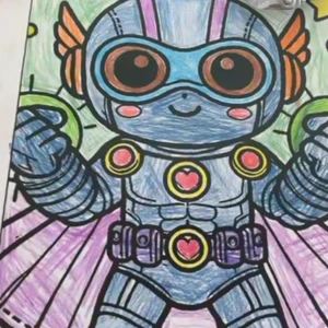 Färgglad superhjälte-tröja med hjärtan - Cool tröja med superhjälte-tryck i blått, lila och orange. Tröjan har stora ögon, hjärtan och detaljer som vingar och cape. Perfekt för dig som gillar färg och unika motiv!