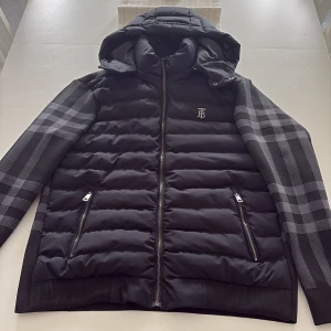 Svart pufferjacka från Burberry - Hej säljer nu min burberry jacka/cardigan i storlek S men passar även M. Jackan är helt ny och aldrig använd.