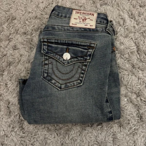 True Religion Joey Low Rise Flare Jeans - Inte mina bilder!  Säljer true religon joey low rise w24💗💗 inga defekter eller fläckar! Skriv gärna om ni har frågor 