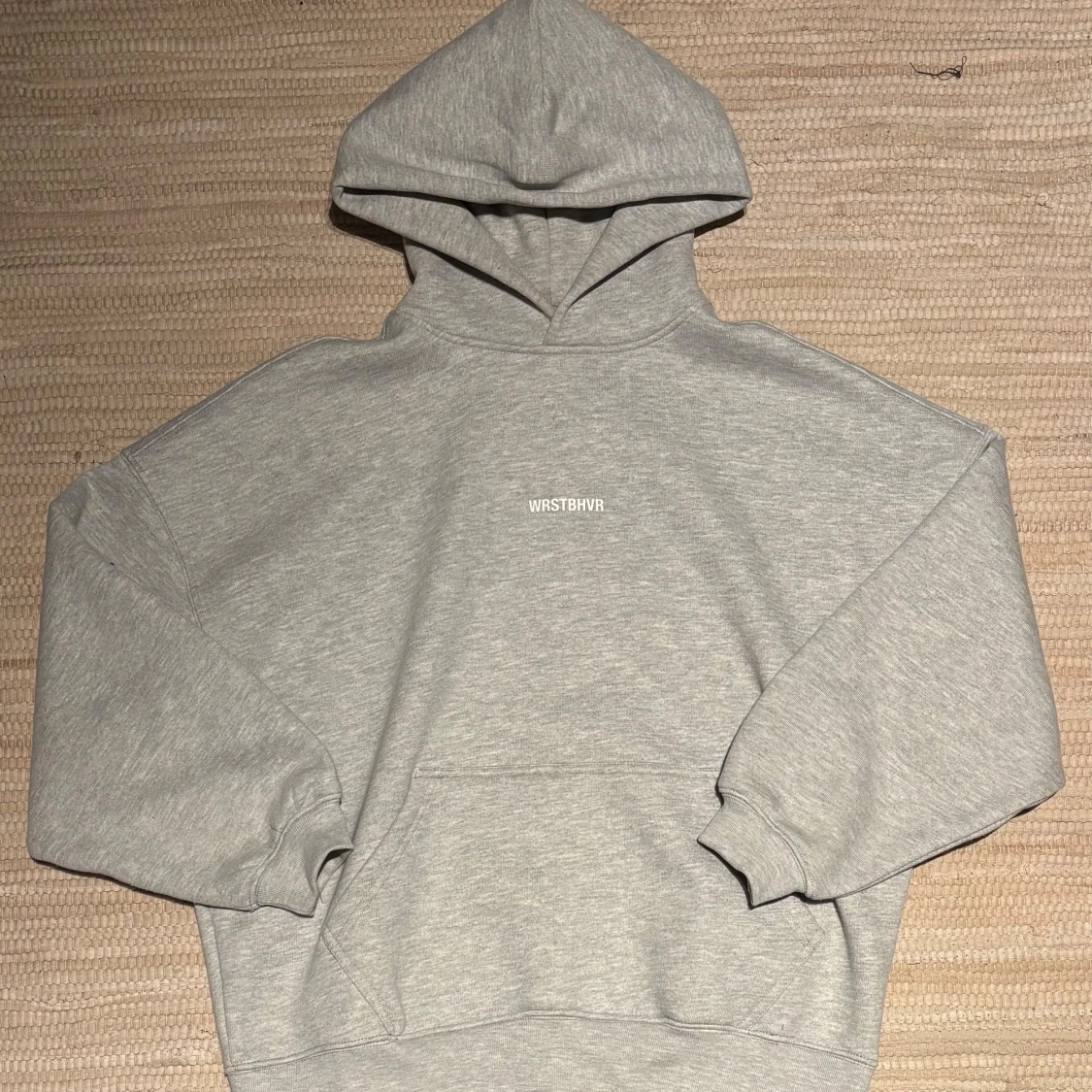 Grå hoodie från WRSTBHVR