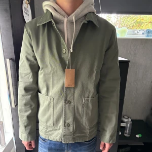 APC overshirt  - Grön APC overshirt | Skick 10/10 (Helt ny) | Storlek M | Nypris 4000 | hör av er vid minsta fundering 😁✅