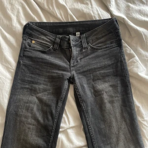 Svarta bootcut jeans från Cheap Monday - SUPER snygga jeans från Cheap Monday. Väldigt bra skick dock så är det lite slitningar längst ner vid fötterna som ni kan se på bilderna. Snygg tvätt och kommer sälja för ett högre pris än original då de är slut på hemsidan. Jag är inte säker på storleken men skulle säga 27/32