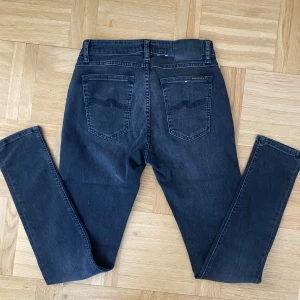Nudie jeans - Säljer svarta nudie jeans i bra skick. Storleken är W29 och L30.