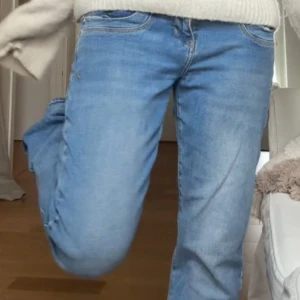 Ltb jeans - Säljer dessa sååå fina Ltb jeansen i storlek W28 L32🩷🩷 de är i superbra skick men är tyvärr lite förstora för mig, och det är därför jag säljer’ Lågmidjade och bootcut i modellen Valerie !!🫰