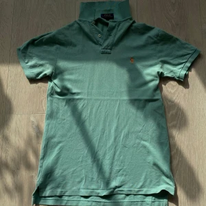 Polo Ralph Lauren pike - En mycket fin och sommrig piké tröja ifrån Polo som har storleken S men den passar även på M. Hör av er vid intresse eller funderingar👍🏻