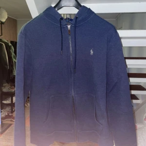 Blå hoodie med dragkedja från Polo Ralph Lauren - Tjena säljer en äkta polo Ralph lauren tröja i m fick den i i julas och använd nån enstaka gång. Bara att skriva om ni undrar nått med passform och sånt