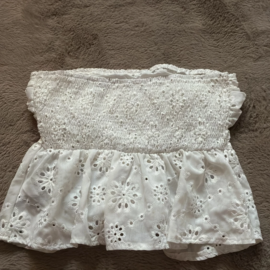 Vit broderad tubtopp med volang - 1