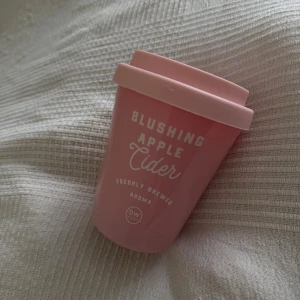 Superfint nytt doftljus  - Så fint rosa doftljus som jag fick i present. Doftar magiskt, men jag använder tyvärr  inte doftljus hemma. Helt nytt 