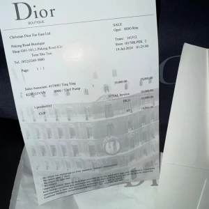 Dior B22 sneakers grå/blå storlek 41 - Säljer ett par Dior B22 sneakers i storlek 41. Skorna har en mix av grått, blått och vitt med mesh och skinnpaneler, samt tjock sula och snörning. Snygg sportig design med tydlig Dior-logga på sidan. Kommer med originalkartong och dustbag.
