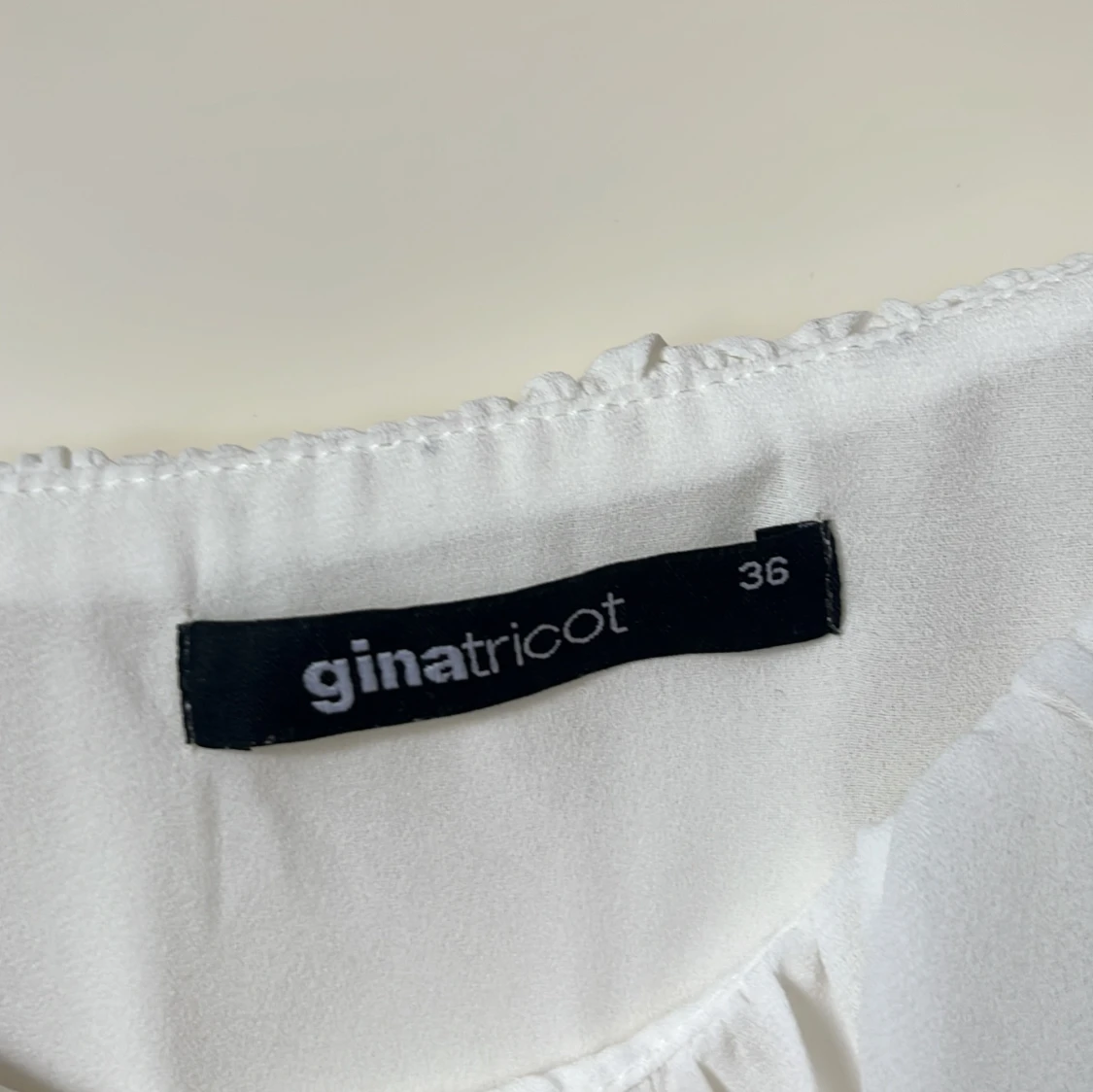 Vit volangblus från Gina Tricot - 1