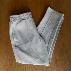 Beiga raka byxor  - Beiga raka byxor i mjukt material från gina tricot. Bild på liten defekt.  Rensar ur min garderob från en hel del oanvända kläder🌼 Om du ser något mer i min profil som du gillar så skickar jag med det till dig också!😊 Fler kläder kommer! 