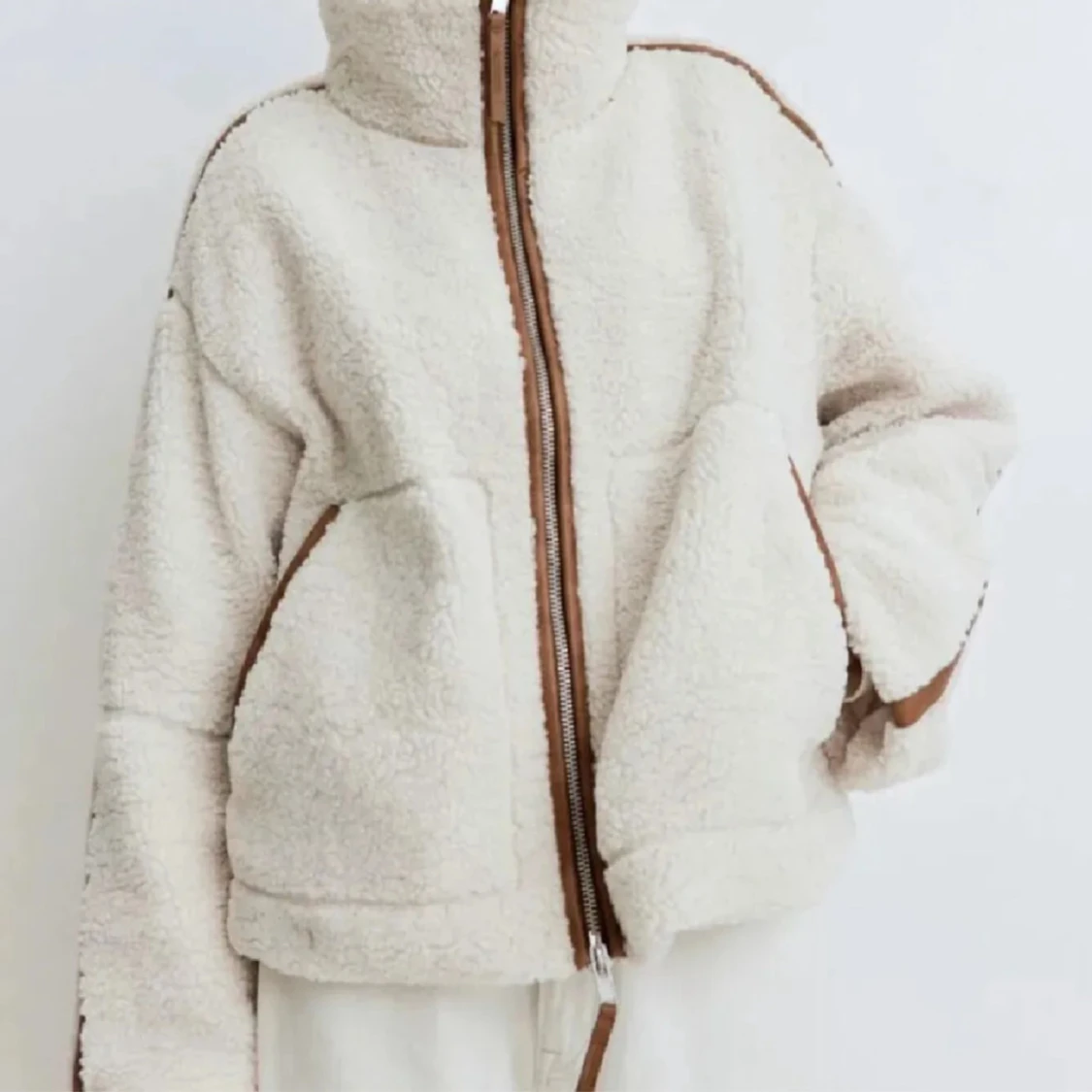 Beige teddyjacka med bruna detaljer H&M slutsåld