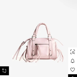 INTRESSEKOLL - Söt ljusrosa handväska inte säker på att jag vill sälja, lägg bud💕💕💕