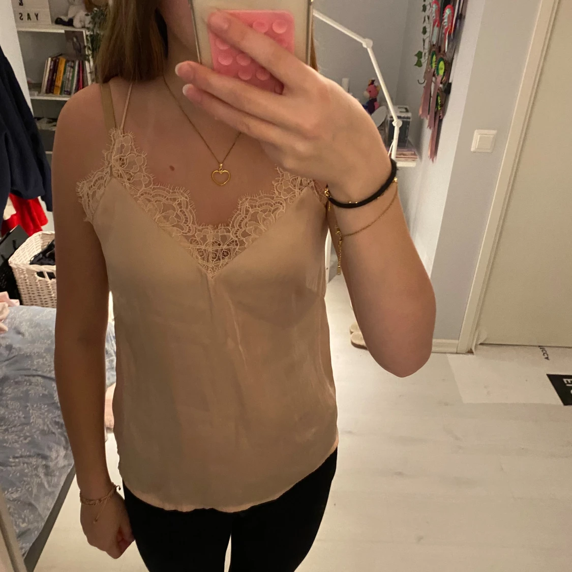 Beige/ljusrosa topp med spetsdetaljer