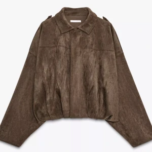 Jacka zara - Populära jackan från Zara som är slutsåld! I brun färg och stl S. Säljer då den inte satt som jag tänkt mig på mig💕 kan ge egna bilder! helt ny med lapp kvar, nypris är 699 kr