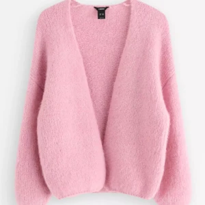 Rosa stickad kofta från Lindex - Säljer min rosa kofta från Lindex! 💓💓 absolut inte mycket använd så därför jättebra skick!! Supermysigt material och såååå skön. Just nu slutsåld på hemsidan